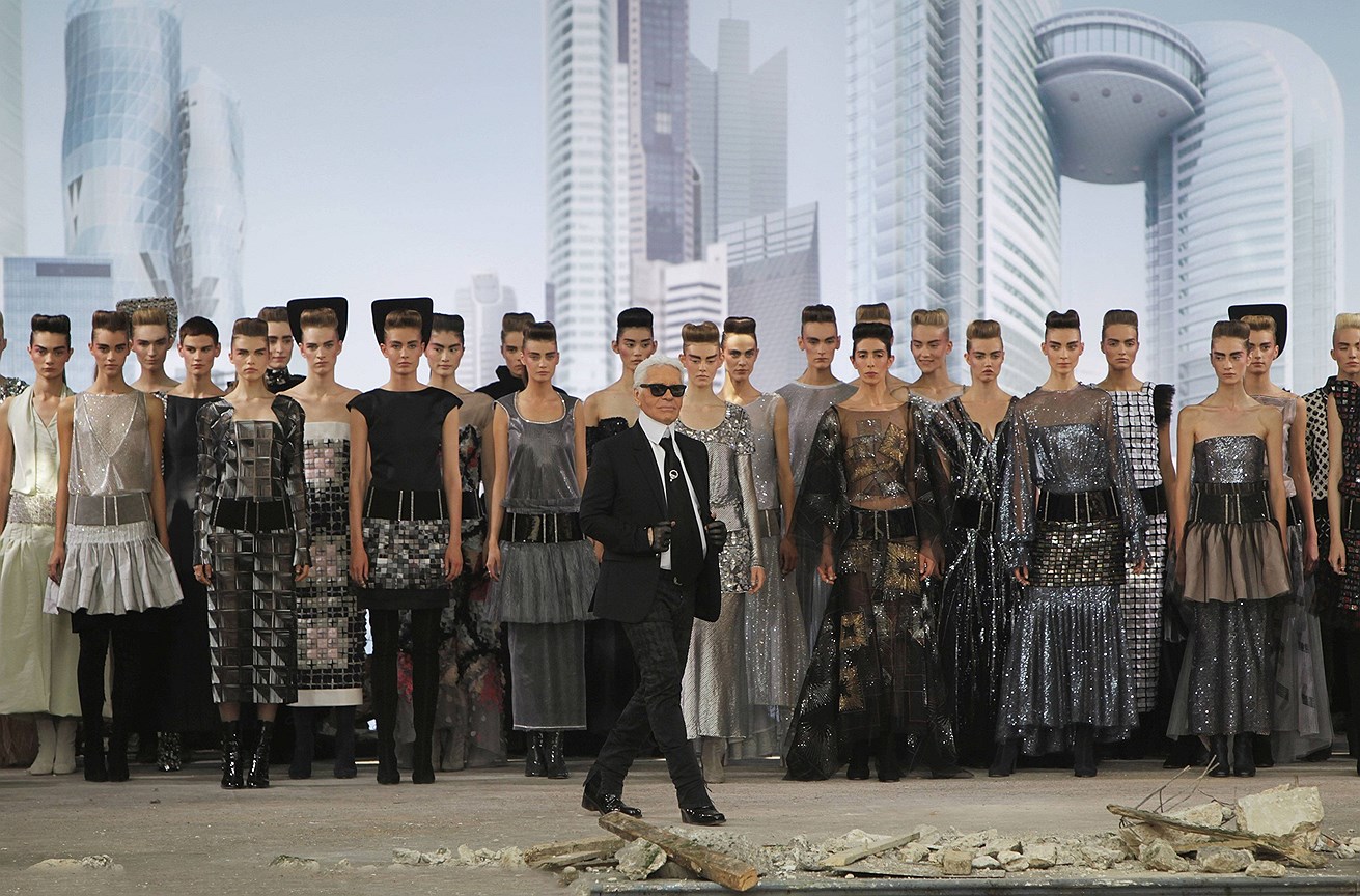 Финальный выход Карла Лагерфельда в конце показа Chanel в рамках Недели высокой моды в Париже, 2013 год