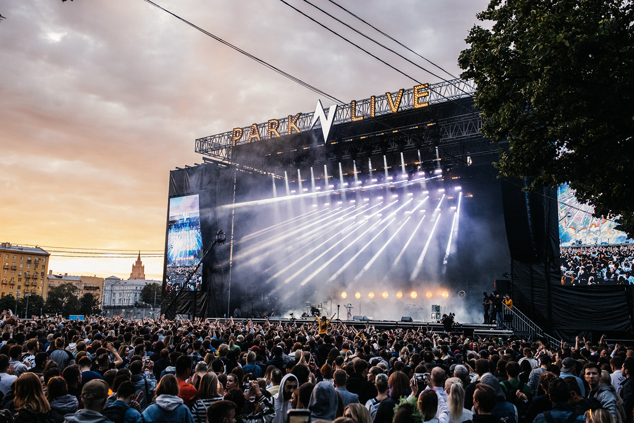 Сцена концерт. Парк Горького фестиваль. Парк Горького концерт. Park Live Festival Москва. Фестиваль парк лайв.