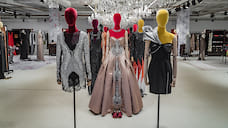 На пятом этаже ЦУМа появились архивные платья Alexander McQueen, созданные при жизни Александра Маккуина