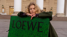 Модели из новой коллекции Loewe путешествуют по Москве с художницей Jolie Alien