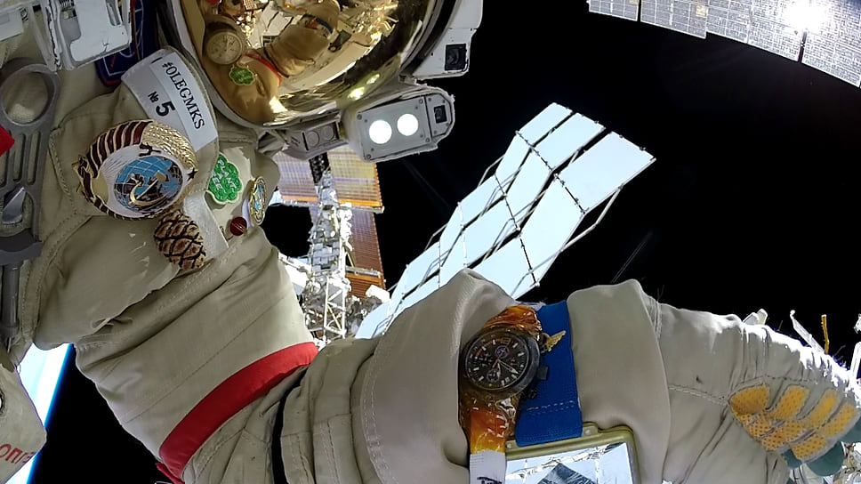 Часы «Русское время» во время выходов в открытый космос.