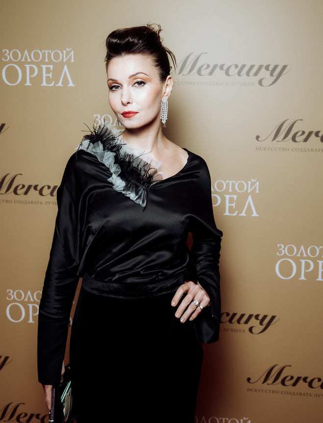 Актриса Александра Урсуляк в серьгах Mercury