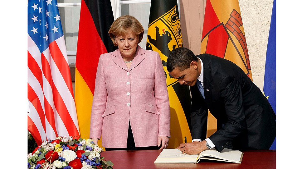 Президент США Барак Обама и федеральный канцлер Германии Ангела Меркель расписываются ручкой Montblanc в Золотой книге Баден-Бадена, 2009