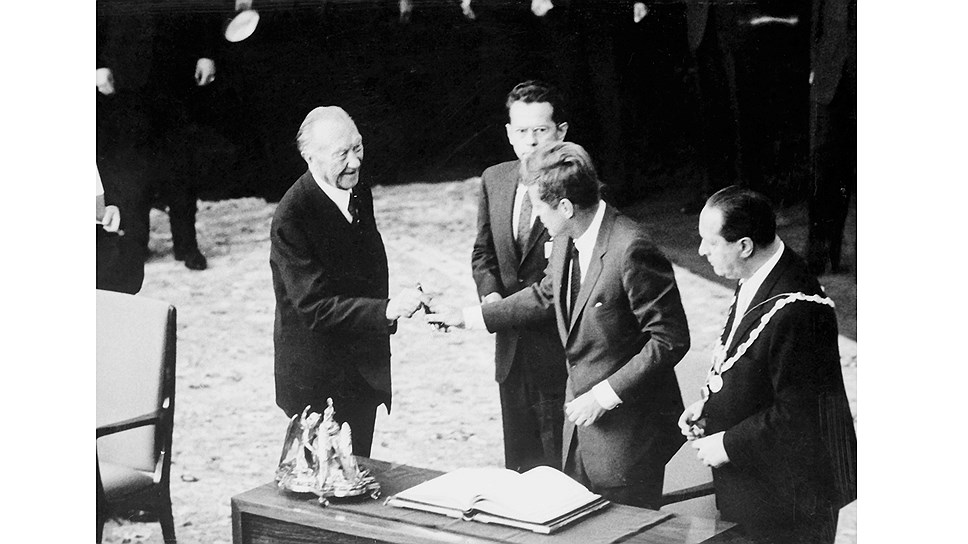 Президент США Джон Кеннеди передает первому генеральному канцлеру ФРГ Конраду Аденауэру свою ручку Meisterst&amp;#252;ck 149 для росписи в Золотой книге города Кельн, 1963