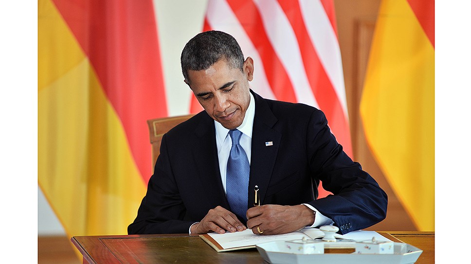 Президент США Барак Обама расписывается ручкой Montblanc в гостевой книге Дворца Бельвю во время своего визита в Берлин, 2013