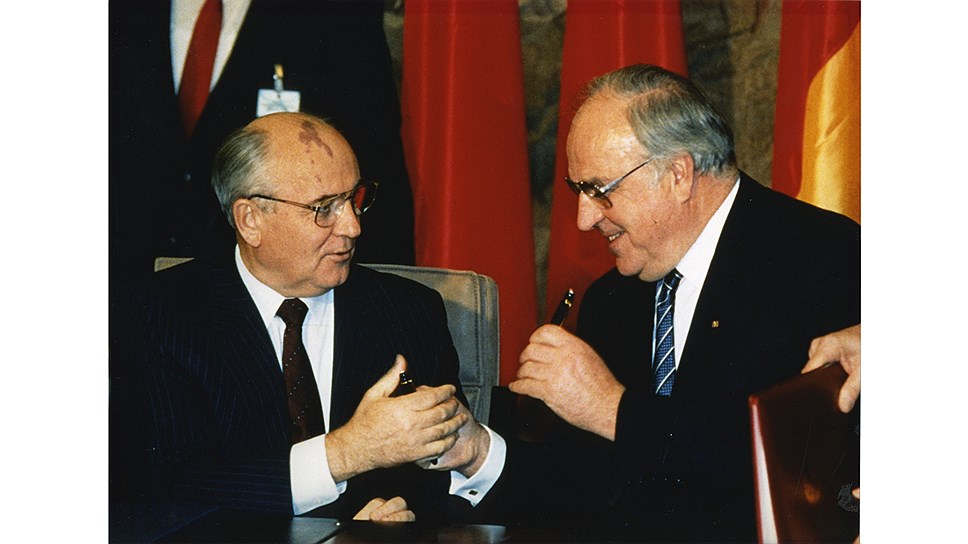 Михаил Горбачев (слева)
