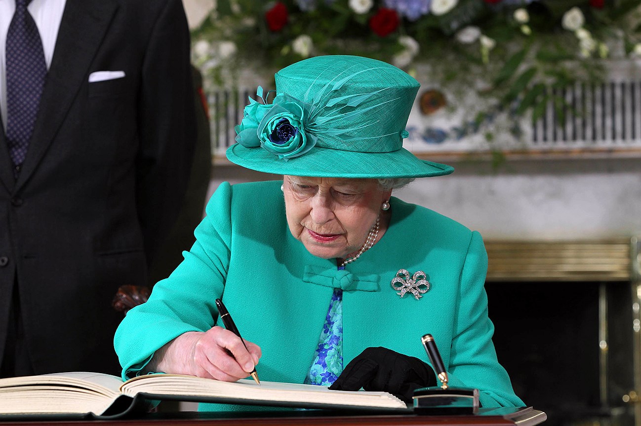 Королева Великобритании Елизавета II расписывается ручкой Montblanc в гостевой книге резиденции президента Ирландии, 2011