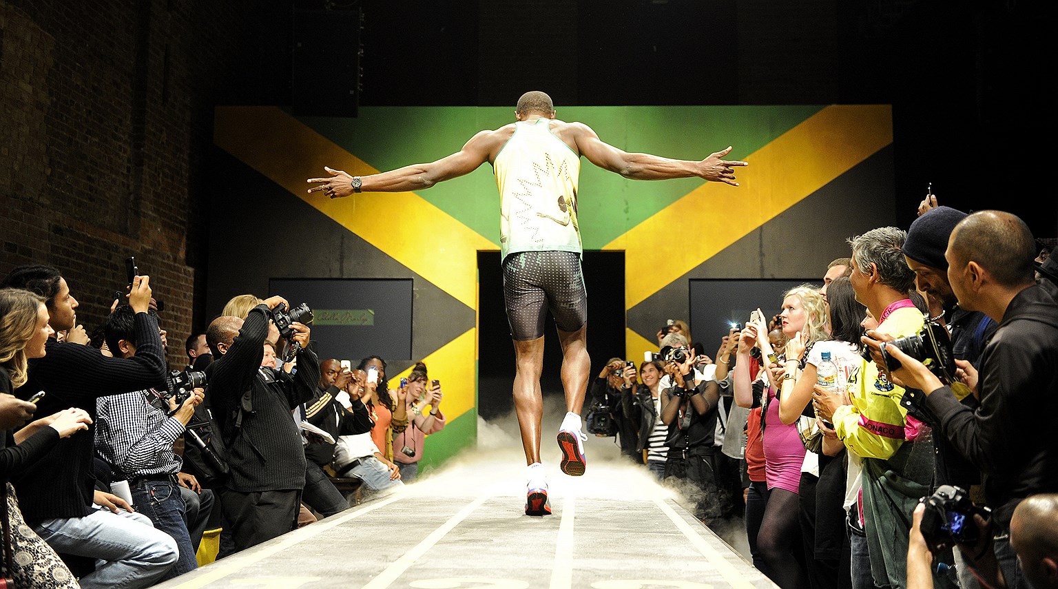 Болт на показе олимпийской формы Ямайки для легкоатлетов, в которой спортсмены отправились на игры в Лондоне в 2012 году. Дизайнером коллекции выступила Седелла Марли, дочь Боба Марли, совместно с компанией Puma