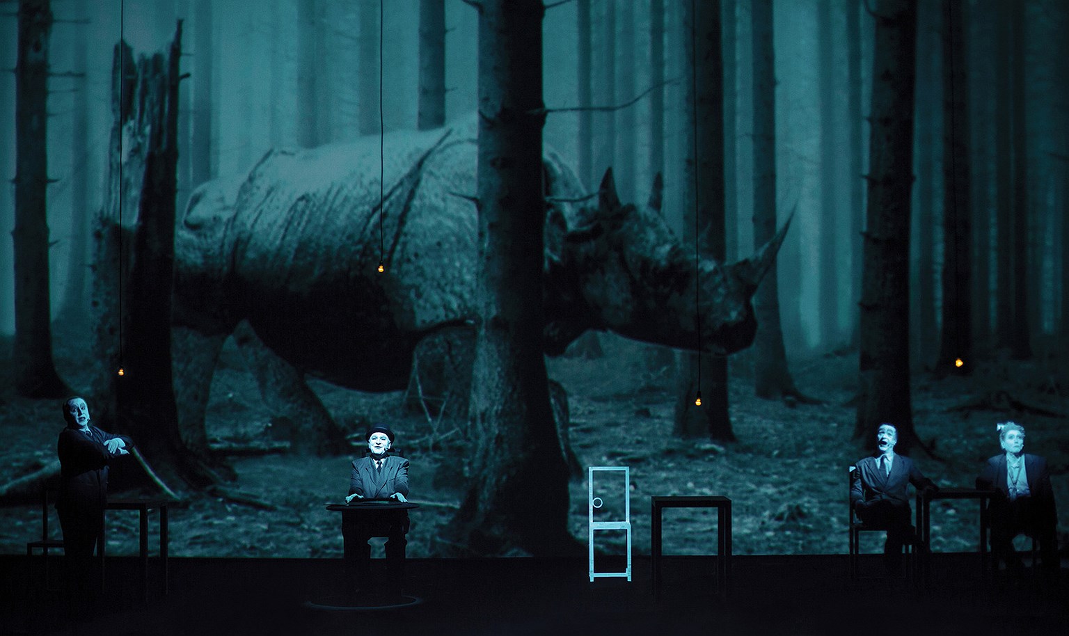 Спектакль Роберта Уилсона «Носороги». Национальный театр города Крайовы, Румыния