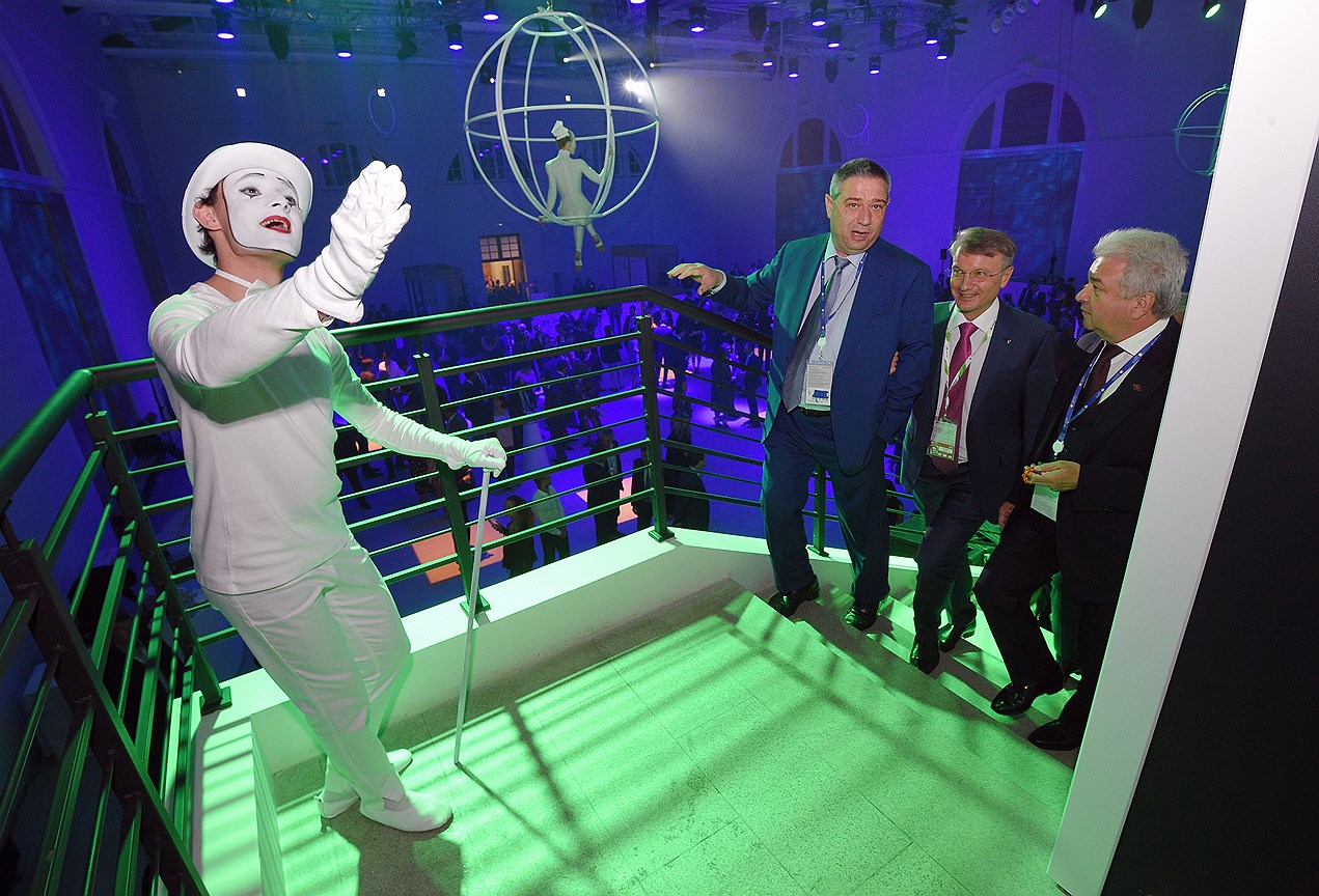 Председатель правления Сбербанка России Герман Греф на вечеринке

