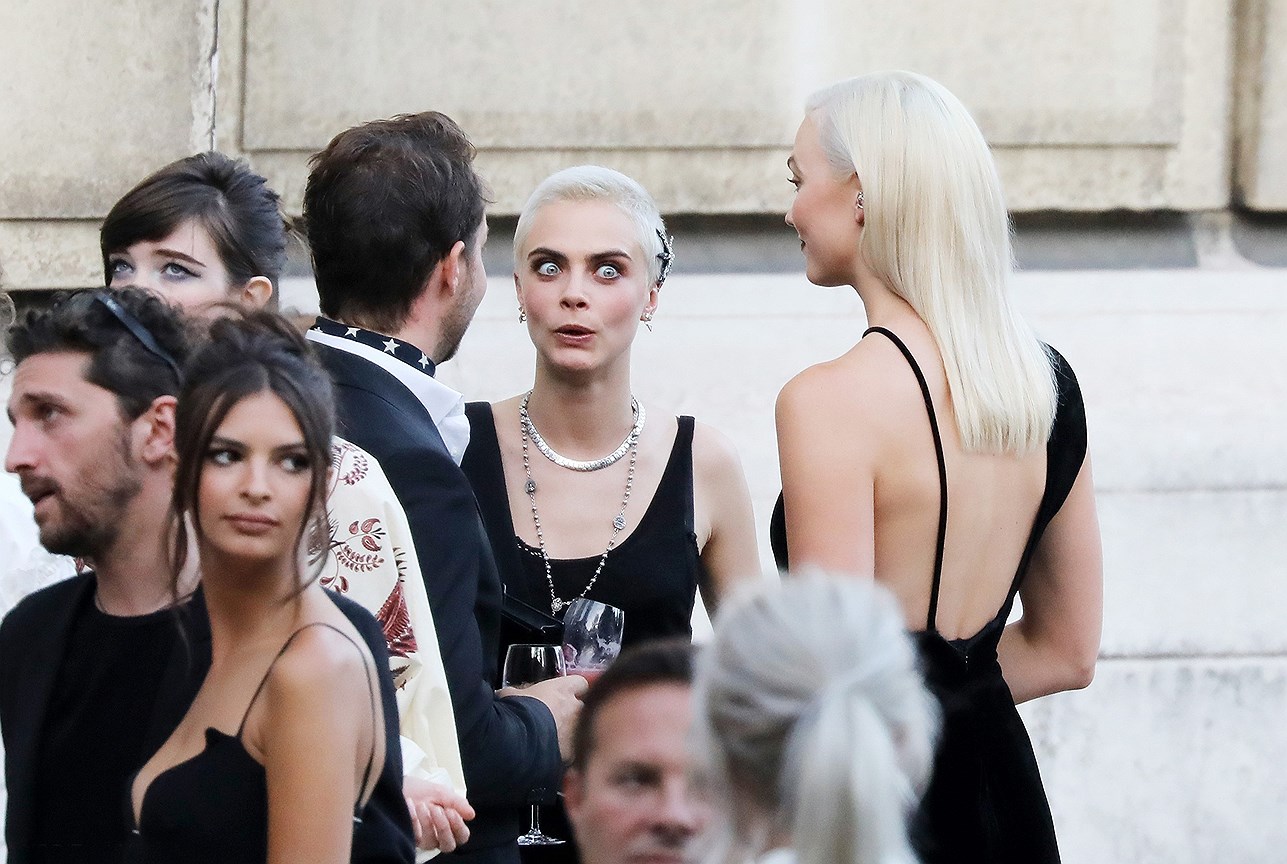 Кара Делевинь и Карли Клосс на «Vogue Party» во время Недели высокой моды в Париже 