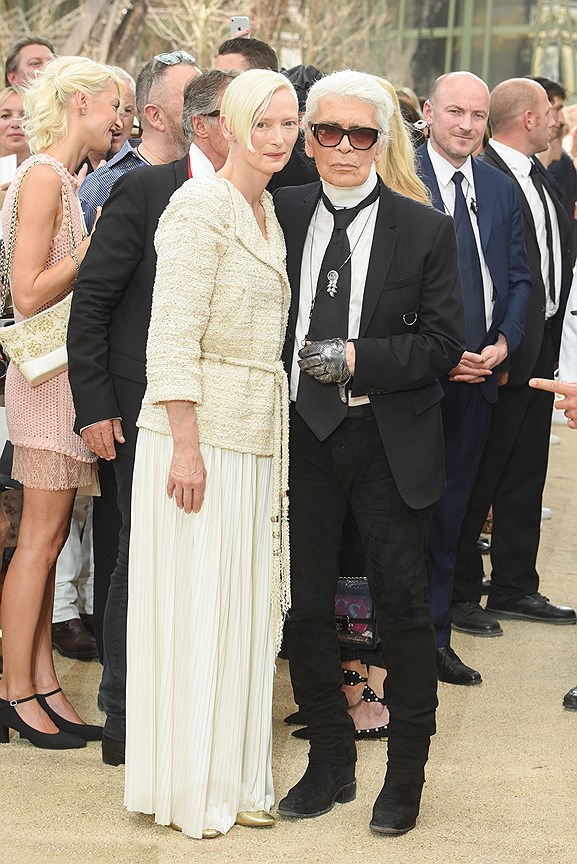 Тильда Суинтон и Карл Лагерфельд на показе Chanel 

