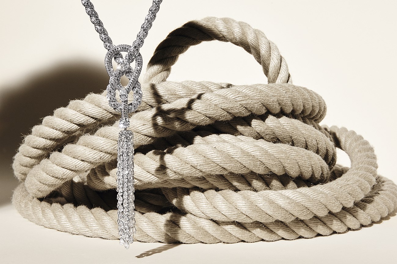 Колье Endless Knot из белого золота с бриллиантами, Chanel Fine Jewelry