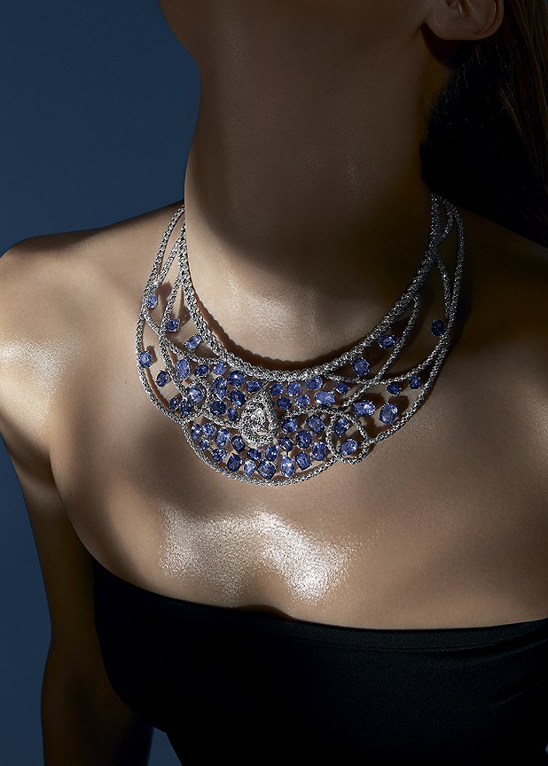 Колье Turquoise Waters из белого золота с грушевидным бриллиантом в 2,58 карата, синими сапфирами и бриллиантами, Chanel Fine Jewelry