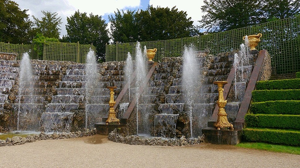 Дворец водопадов. Фонтан Латоны Версаль. Версаль Боскет бальный зал. Версальский дворец сады фонтаны. Боскет остров короля Версаль.