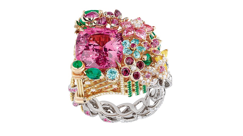 Кольцо HAMEAU DE LA REINE SPINELLE ROSE из розового, желтого и белого золота с бриллиантами, шпинелью, сапфирами, изумрудами, турмалинами и рубинами, Dior Joaillerie
