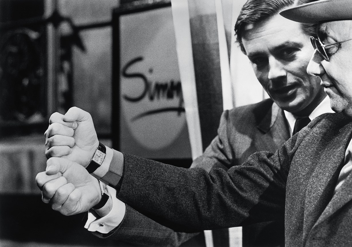 Ален Делон и Жан-Пьер Мельвиль сравнивают свои любимые часы Cartier Tank Arrondie на съемочной площадке фильма «Полицейский», 1972 год