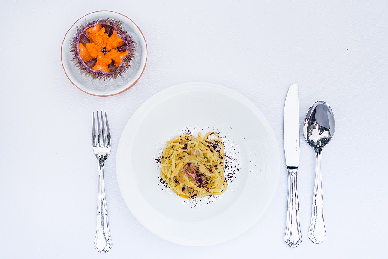 Спагетти с икрой морского ежа, припудренные кофейной крошкой в ресторане Butler