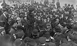 Суфражистка выступает перед толпой мужчин, 1900 год