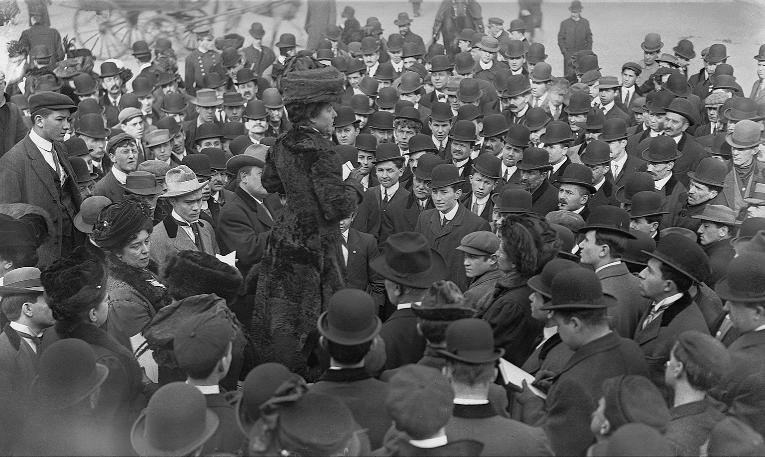 Суфражистка выступает перед толпой мужчин, 1900 год