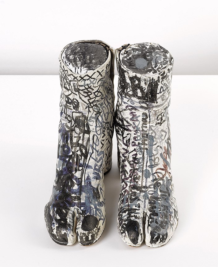 Ставшие впоследствии знаменитыми Tabi boots с граффити. Кожа, хлопок, черный и голубой маркеры, 1991