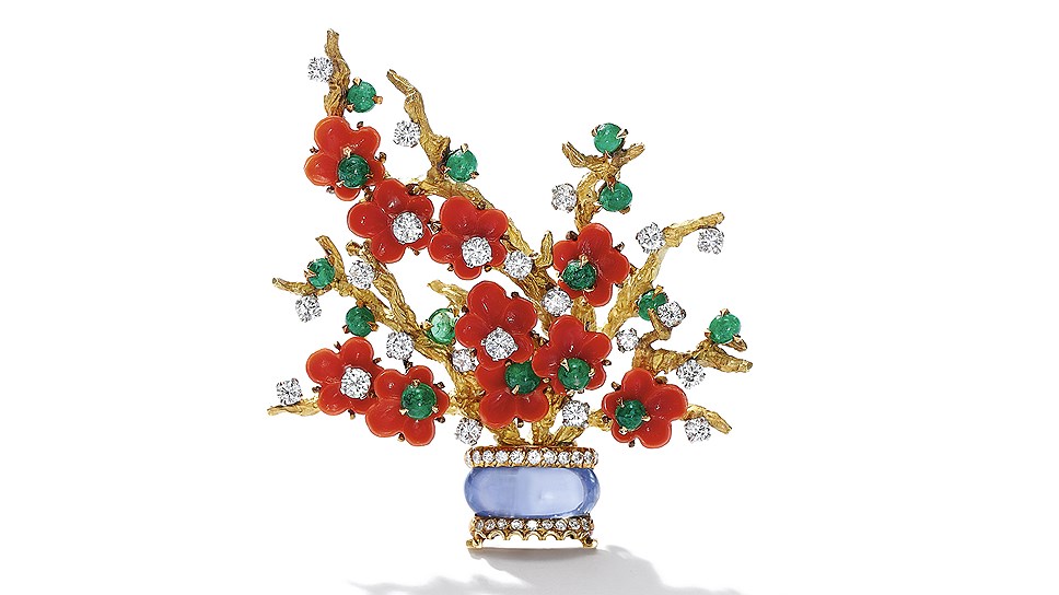 Брошь с кораллами, изумрудами, сапфирами и бриллиантами, Bvlgari, 1970-е, эст. &amp;#163;4,500 — 6,500 (лот 96: аукцион Sotheby’s Fine Jewels, 20 марта 2018, Лондон)