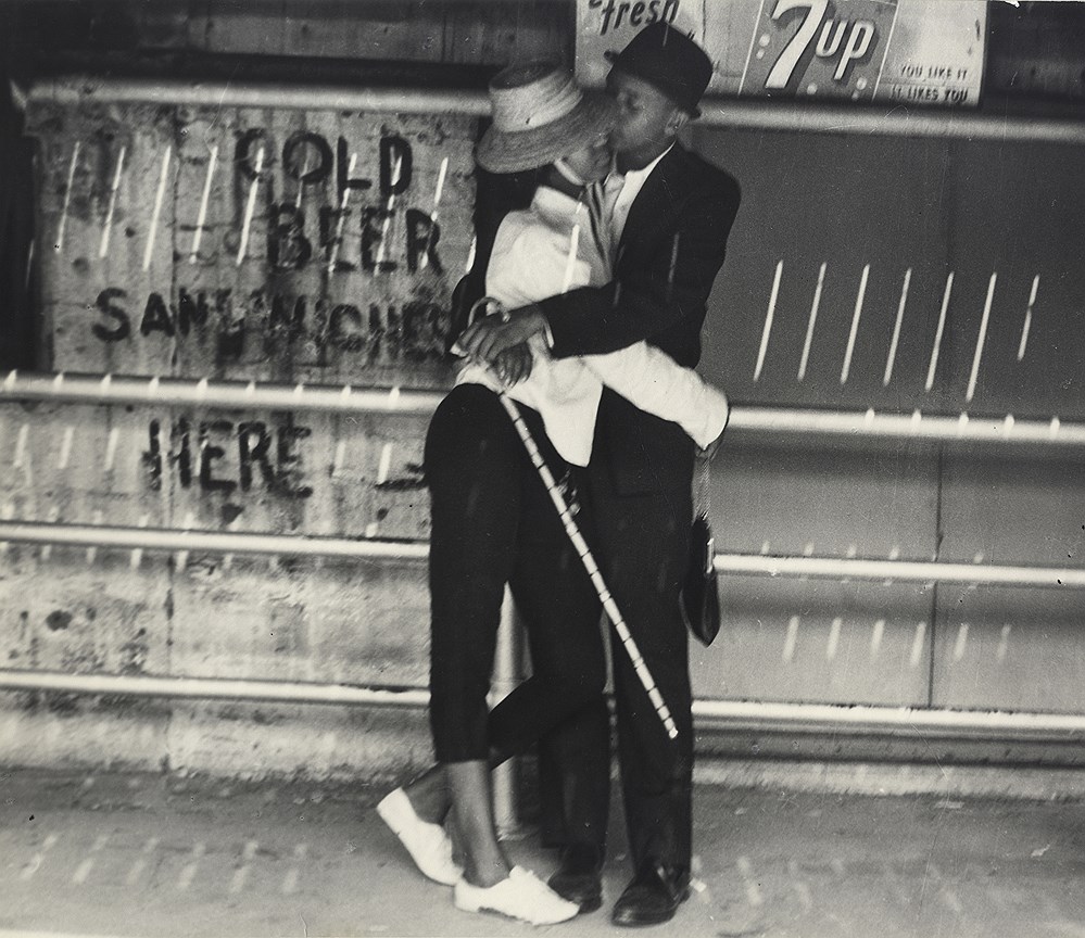 Кони-Айленд, Нью-Йорк (чернокожая пара, шляпа, трость, 7up)