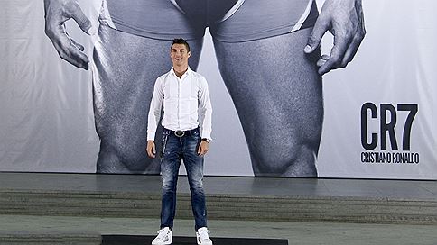 Криштиану Роналду на презентации марки своей одежды CR7