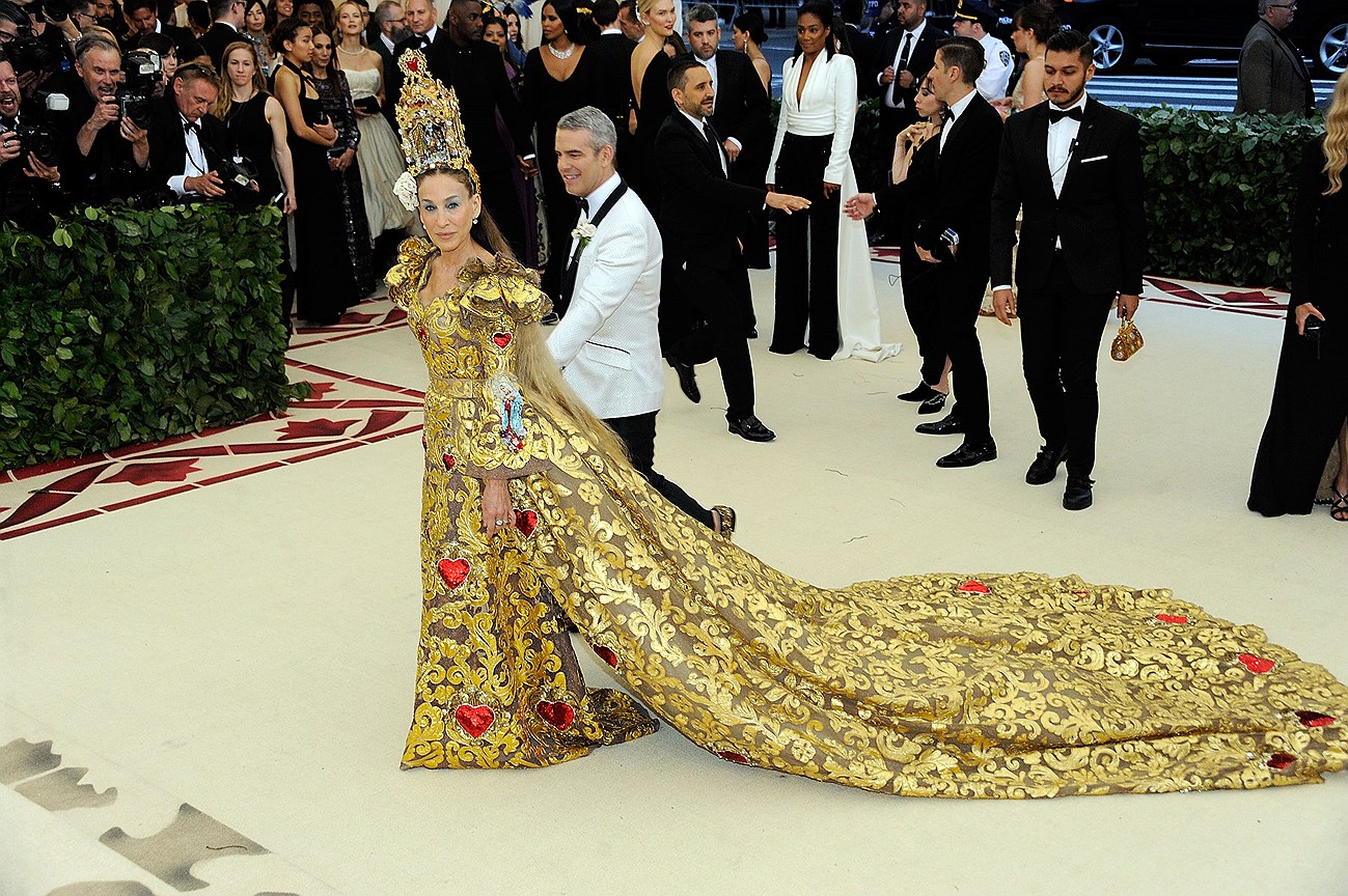 Звезда «Секса в большом городе» Сара Джессика Паркер в золотом наряде из кутюрной коллекции Dolce &amp; Gabbana