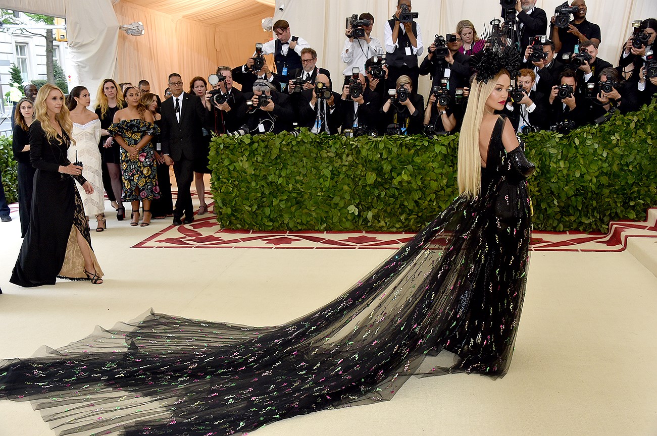 Британская певица Рита Ора в эффектном платье Prada с длинным шлейфом
