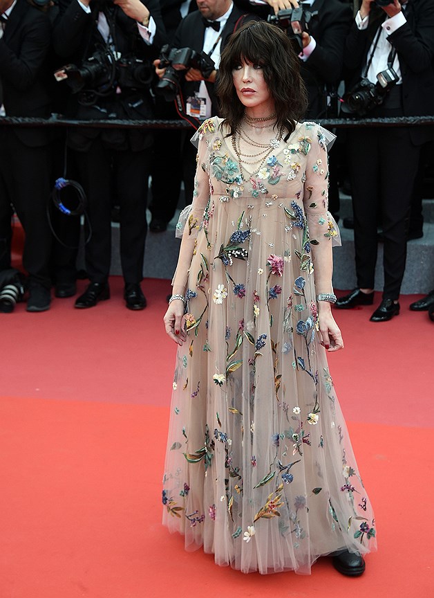 Французская актриса и певица Изабель Аджани в платье Dior и украшениях Chopard 