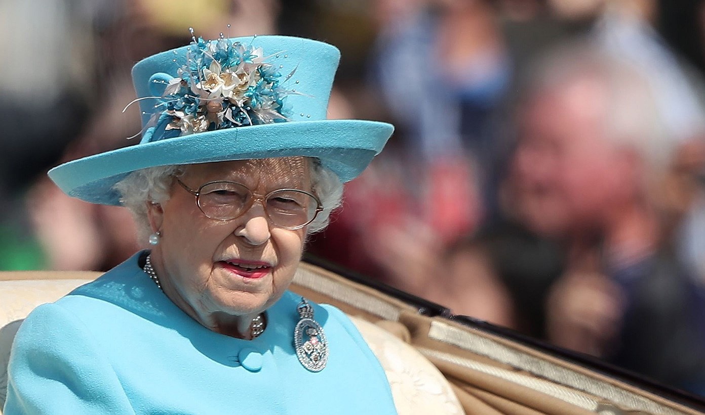 Событие: The Trooping of Colour, официальное празднование дня рождения Елизаветы II, 9 июня 2018. Брошь: The Brigade of Guards с символикой пяти полков, объединенных в единое целое, созданная бабушкой Елизаветы II, королевой Мэри.
