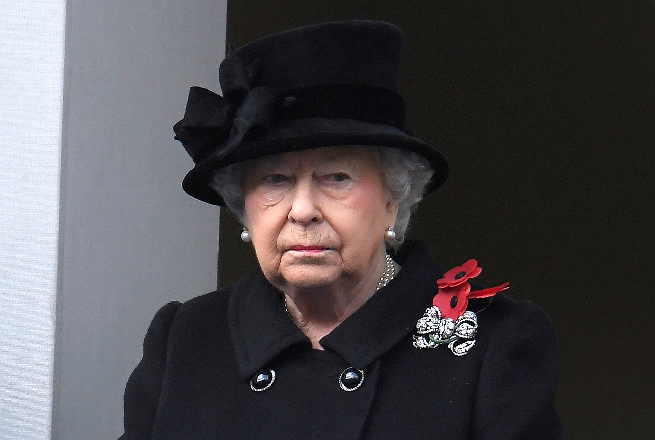 Событие: ежегодный День Поминовения, 12 ноября 2017. Брошь: Bow, одна из трех брошей в виде банта, созданных ювелирным домом Garrard для королевы Виктории в 1858 году и унаследованных Елизаветой II после коронации.
