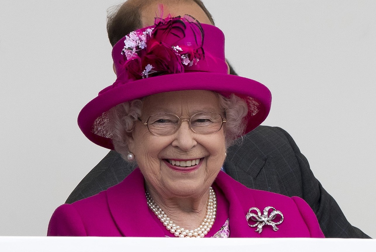 Событие: пикник “Обед патрона” в честь празднования 90-летия, 12 июня 2016. Брошь: Bow, одна из трех брошей в виде банта, созданных ювелирным домом Garrard для королевы Виктории в 1858 году и унаследованных Елизаветой II после коронации.