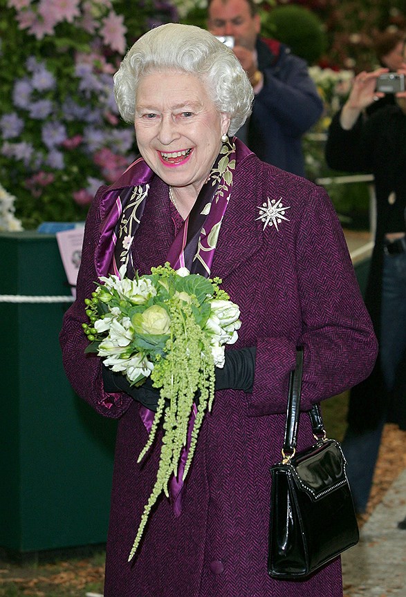 Событие: посещение VIP дня на Цветочной выставке в Челси, 22 мая 2006. Брошь: Jardine Star, подарок леди Жардин, одна из любимых брошей Елизаветы II.