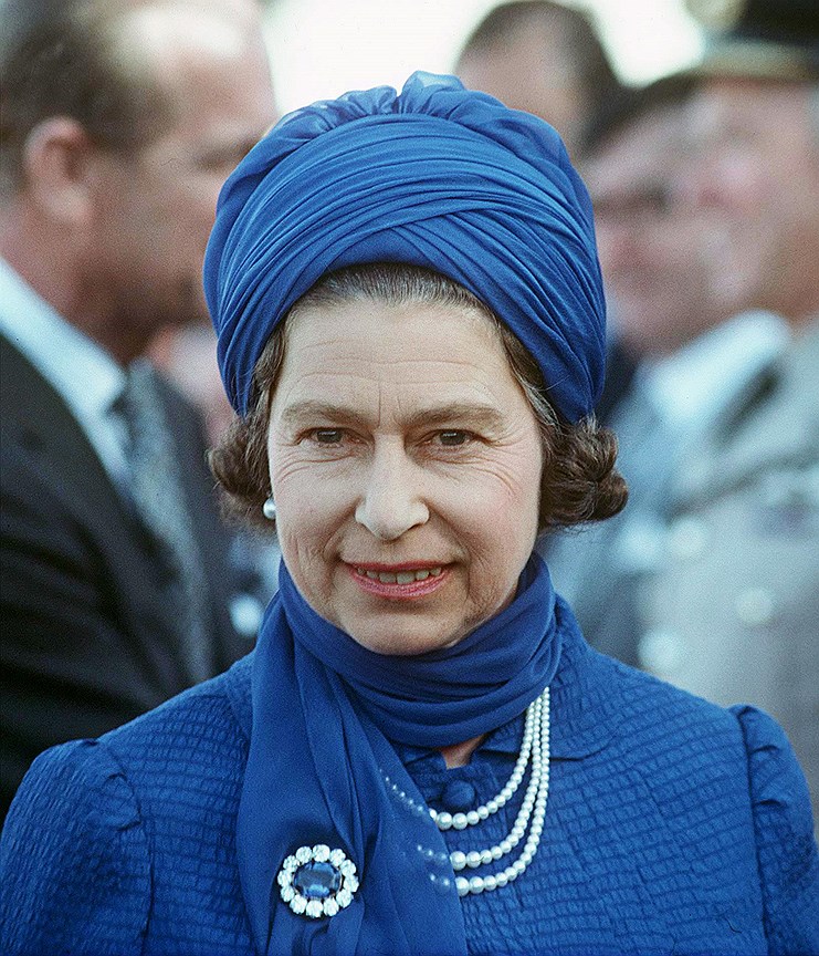 Событие: визит в Саудовскую Аравию, 17 февраля 1979. Брошь: сапфировая Prince Albert, подарок Королеве Виктории на свадьбу, предпочитаемая Елизаветой II для особых случаев.