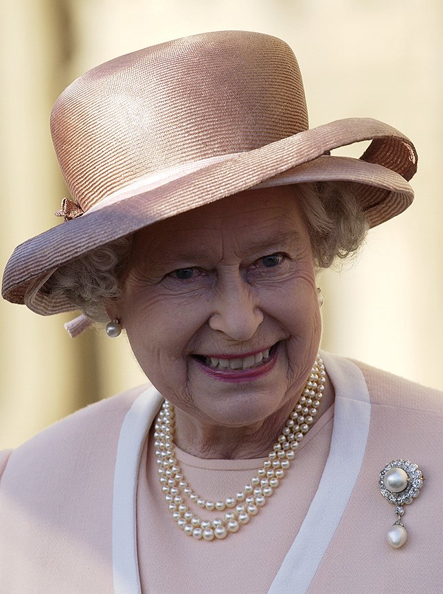 Событие: начало Золотого турне в честь 50-летия правления, 30 апреля 2002. Брошь: Cambridge Pearl, ранее принадлежавшая королеве Мэри и унаследованная Елизаветой II в 1953 году.
