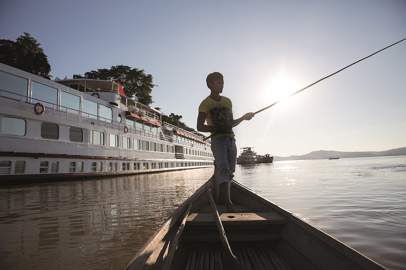 На фоне рыбацких лодок Road To Mandalay выглядит гигантом