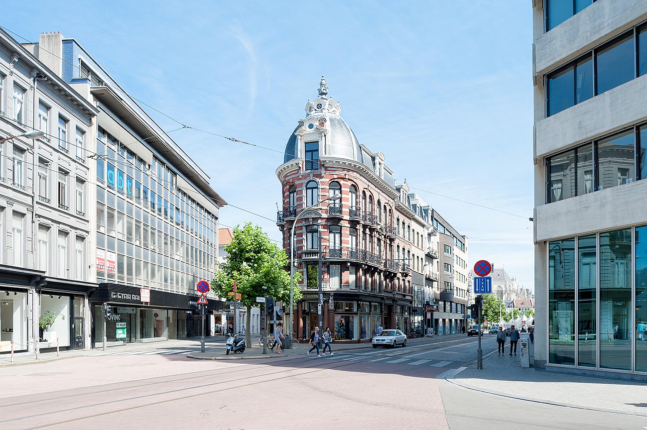 Здание флагманского магазина бельгийского дизайнера Дриса Ван Нотена в Антверпене