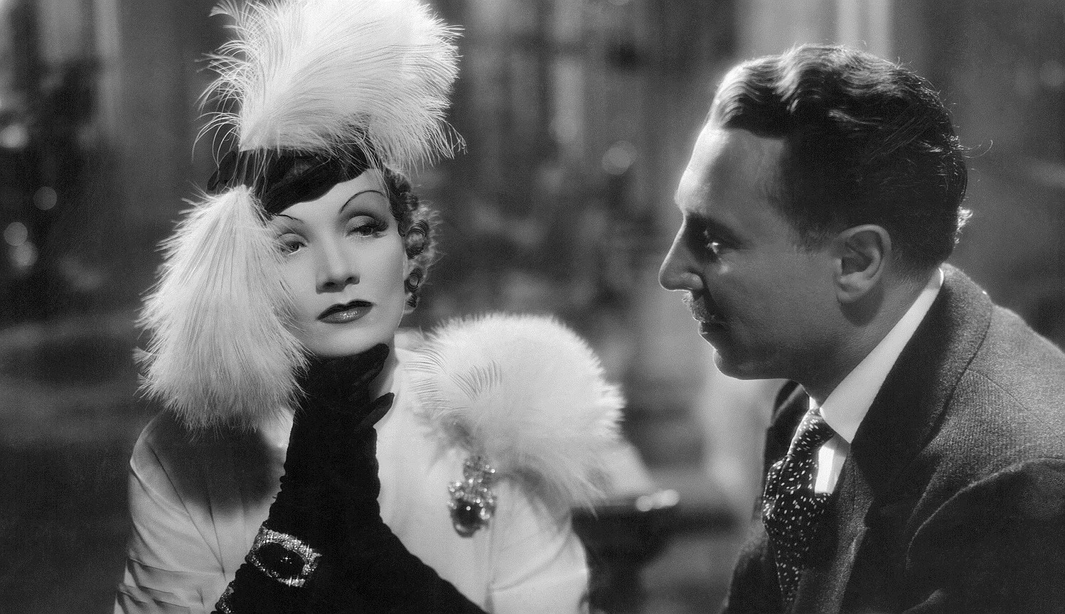 “Желание” (Desire), 1936, режиссер Фрэнк Борзейги: Марлен Дитрих, брошь Trabert &amp; Hoeffer-Mauboussin с изумрудами весом 97 карат, собственность актрисы 
