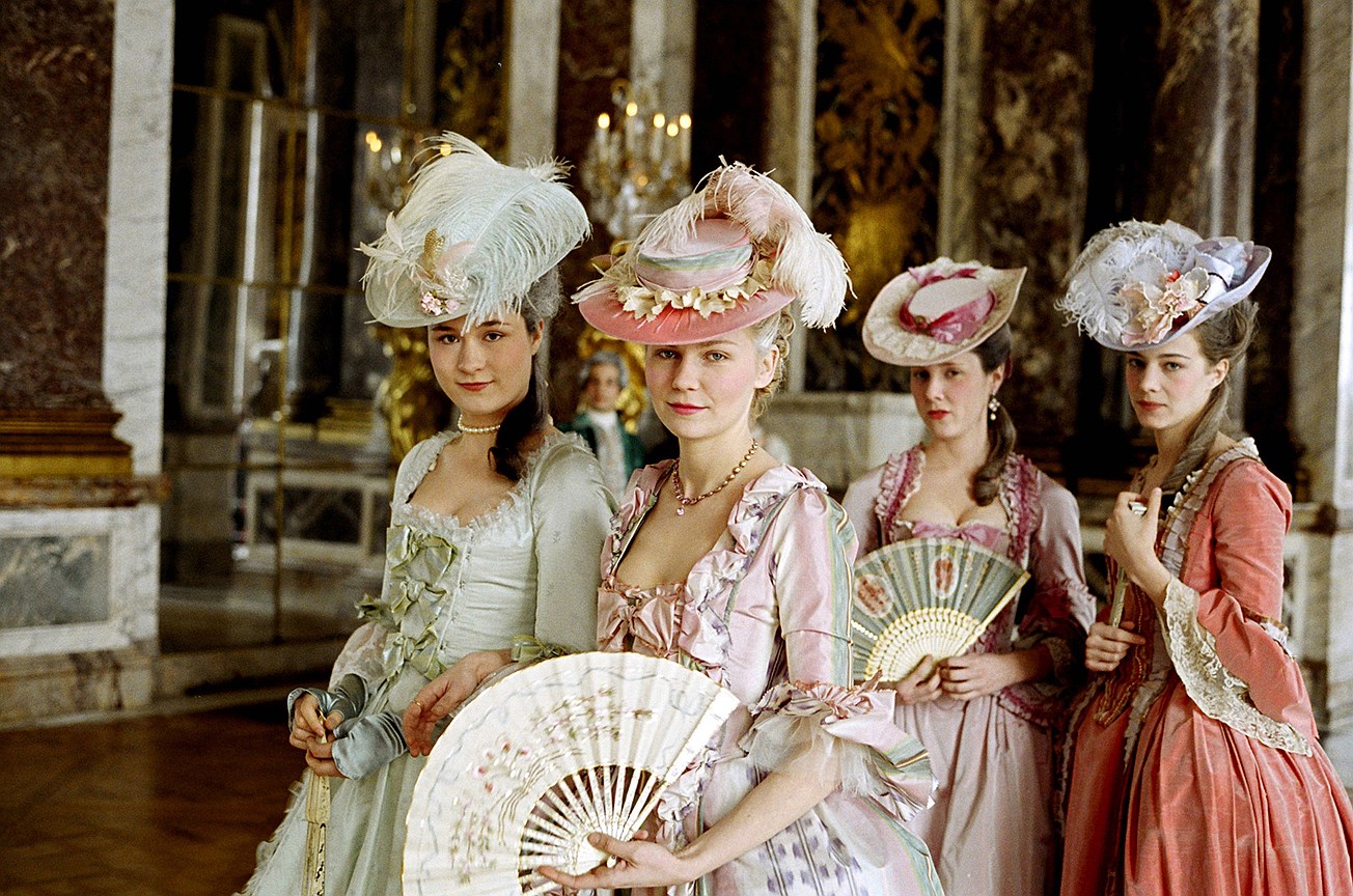 “Мария-Антуанетта” (Marie Antoinette), 2006, режиссер София Коппола: Кирстен Данст, украшения Fred Leighton 