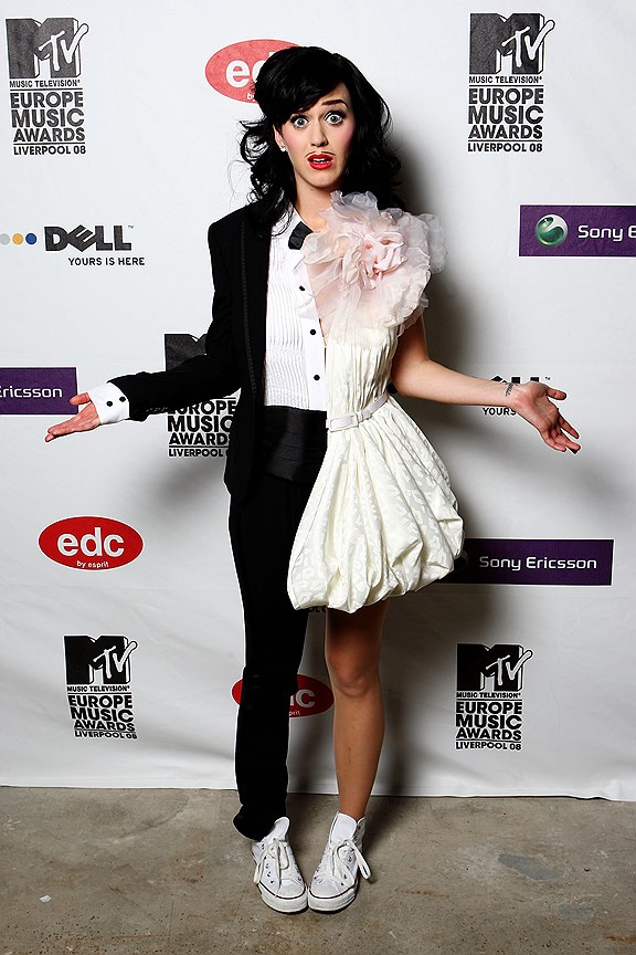 MTV Europe Music Awards, 2008. Это в 2018 году можно (на самом деле - нет) пошутить, что это костюм гендер-флюида, а вот в 2008 это просто выглядело забавно. Хотелось бы увидеть, как Перри исполняет в нем танго, танцуя женскую, и мужскую партию поочередно.