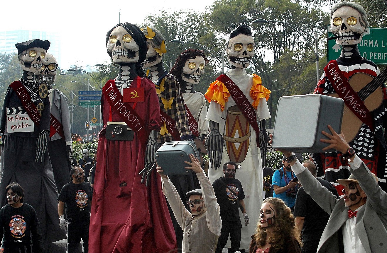 Парад в День мертвых в Мехико