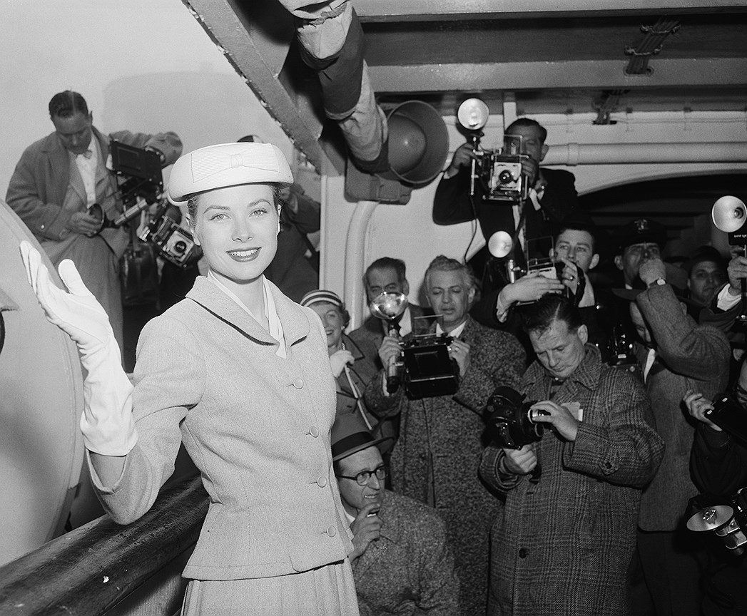 Грейс Келли позирует фотографам во время пресс-конференции на палубе лайнера «Конституция» перед отплытием на ее свадьбу с принцем Монако Ренье II.