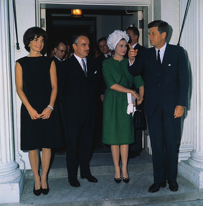 На приеме в Белом доме. Джекки Кеннеди, принц Ренье, принцесса  Грейс и президент США Джон Кеннеди