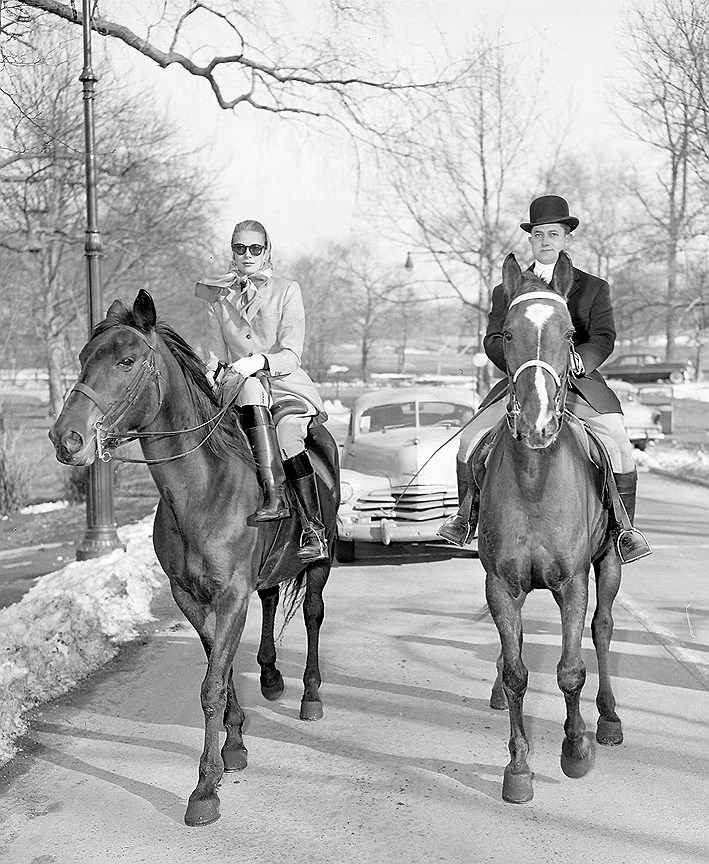 Грейс Келли берет уроки верховой езды в Центральном парке. 