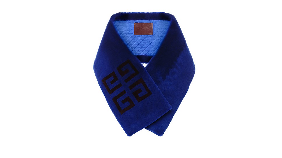 Givenchy, шарф из овчины с логотипом бренда, 117 500 руб, ЦУМ 