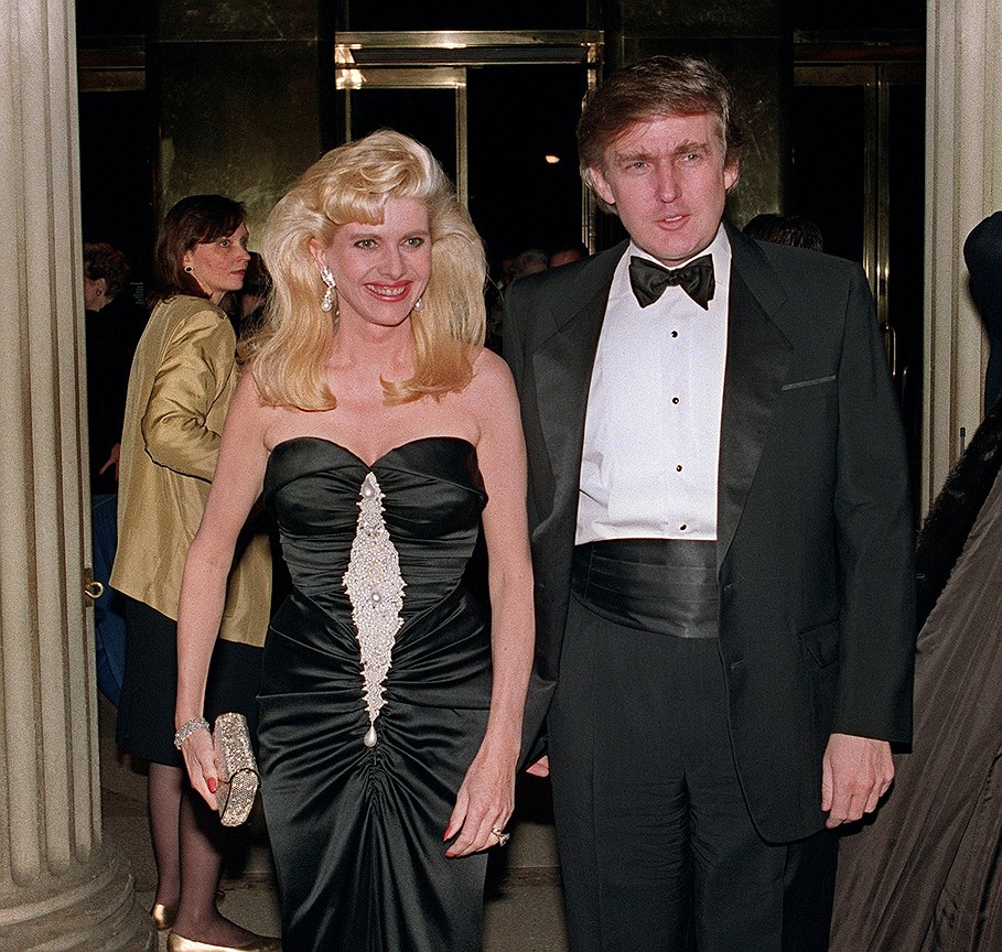 Миллиардер Дональд Трамп и его жена Ивана на социальной встрече в Нью-Йорке, 1989 год