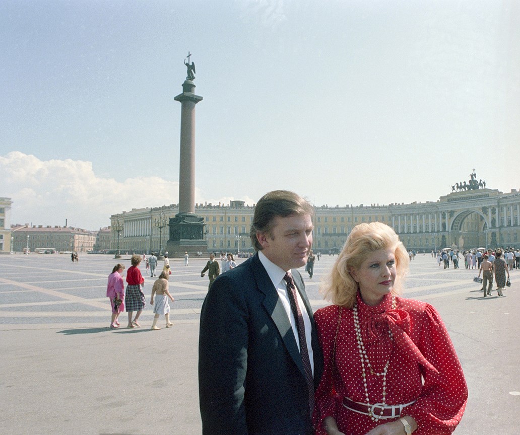 Дональд и Ивана Трамп на Дворцовой площади в Ленинграде, 1987 год