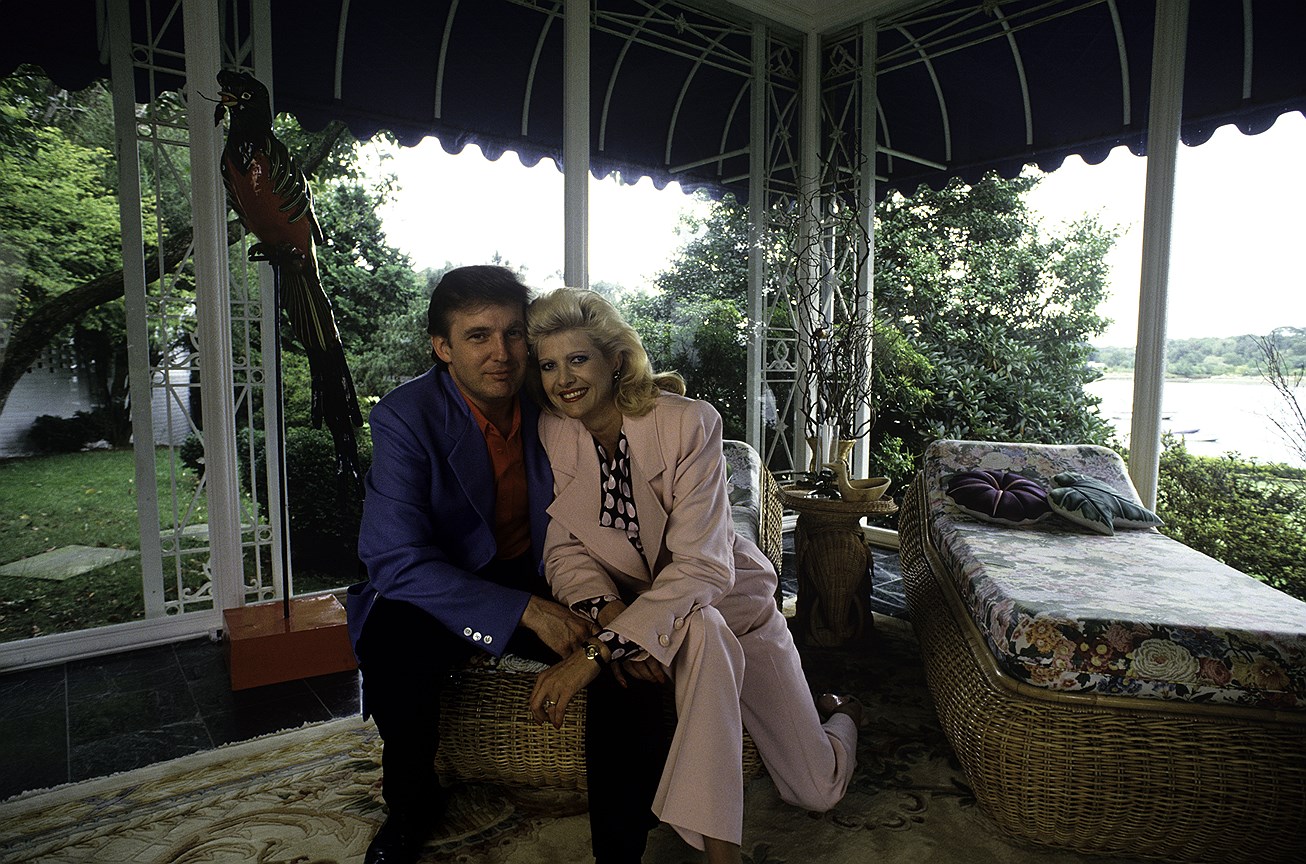 Дональд и Ивана Трамп в их доме в Гринвиче, штат Коннектикут, 1987 год 